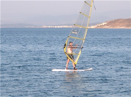 Surfen am Haus auf dem ruhigen Wasser